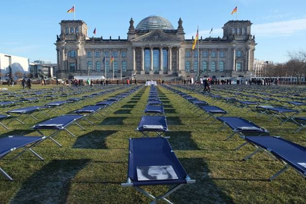 19.01.2023, Berlin, DEU Bei einer Demonstration von LongCovid und ME CFS-Betroffenen auf der Wiese vor dem Reichstagsgebäude wurden 400 Feldbetten mit Porträts von Betroffenen aus ganz Deutschland aufgestellt.