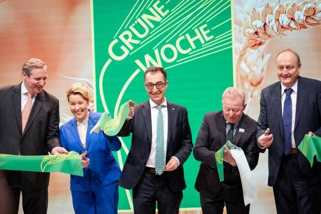 Bilder des Jahres 2023, News 01 Januar News Themen der Woche KW03 News Bilder des Tages Messerundgang zur Eroeffnung der Internationalen Gruenen Woche Aktuell, 20.01.2023, Berlin, Cem Oezdemir Bundesminister fuer Ernaehrung und Landwirtschaft, Franziska Giffey Regierende Buergermeisterin, Janusz Wojciechowski EU-Kommissar fuer Landwirtschaft, Joachim Rukwied Praesident Deutscher Bauernverband, Dr. Christian von Boetticher Vorsitzender Bundesvereinigung der Deutschen Ernaehrungsindustrie bei Eroeffnung der Internationalen Gruenen Woche auf dem Messeglaende in Berlin Berlin Berlin Deutschland