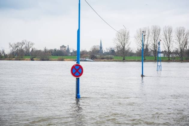 Bilder des Jahres 2023, News 01 Januar News Themen der Woche KW03 News Bilder des Tages Ein Halteverbotsschild im Rhein bei Hochwasser Düsseldorf Nordrhein-Westfalen Deutschland