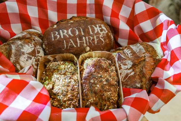 Bilder des Jahres 2023, News 01 Januar News Themen der Woche KW04 News Bilder des Tages Deutsches Brotinstitut verkündet Brot des Jahres - Kürbiskernbrot DEU, Deutschland, Berlin, 23.01.2023: Internationale Grüne Woche. Brot des Jahres, Anschnitt und Verkostung durch den Bundeslandwirtschaftsminister.