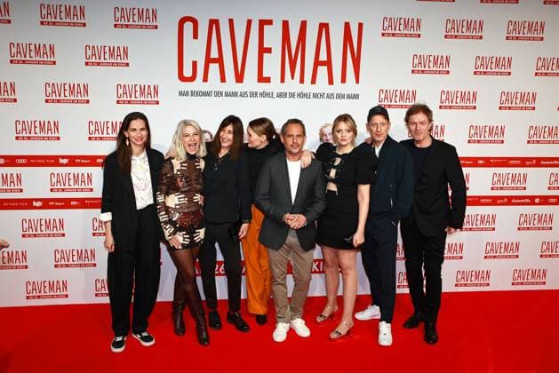 Bilder des Jahres 2023, Entertainment 01 Januar Entertainment Themen der Woche KW04 Entertainment Bilder des Tages Producerin Lydia Elmer, Regisseurin Laura Lackmann, Produzentin Patricia Schnitzler, Martina Hill, Moritz Bleibtreu, Laura Tonke, Wotan Wilke Moehring und Produzent Christoph Mueller bei der Caveman Film Premiere am 23.01.2023 in Muenchen Caveman Filmpremiere in München