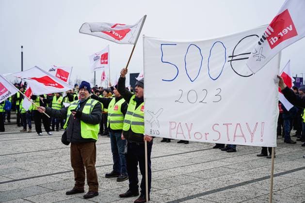 Bilder des Jahres 2023, News 01 Januar News Themen der Woche KW04 News Bilder des Tages Warnstreik am Flughafen BER Berlin-Brandenburg Aktuell, 25.01.2023, Berlin, Streikende der Gewerkschaft Ver.di vor dem Flughafen BER Berlin Brandenburg Willy Brandt auf Grund des Warnstreik der Gewerkschaft Verdi am Flughafen BER Berlin Brandenburg Berlin Berlin Deutschland