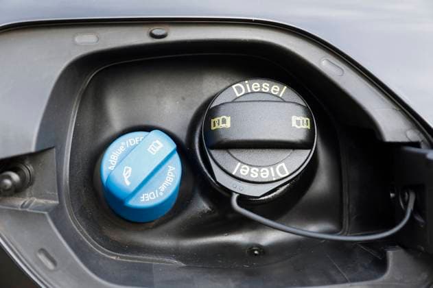 AdBlue-Einfüllstutzen und Diesel-Einfüllstutzen am PKW - Durch den AdBlue-Mangel haben sich die Kosten für AdBlue vervielfacht. Für die Herstellung wird Gas benötigt. (Symbolfoto, Themenfoto) Köln, 24.01.2023