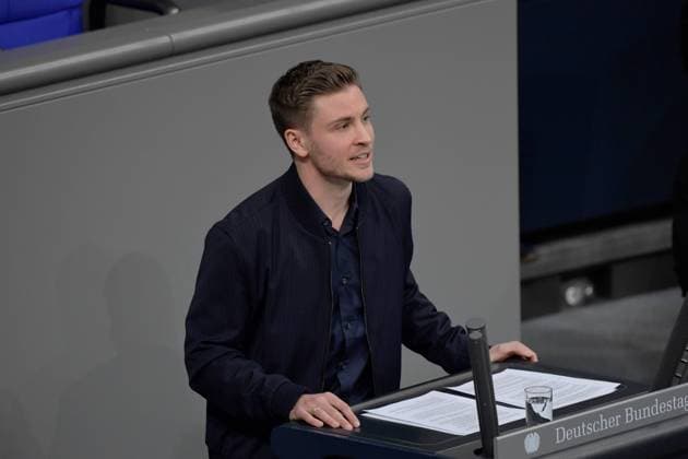 Bilder des Jahres 2023, Entertainment 01 Januar Entertainment Themen der Woche KW04 In seiner Gedenkstunde fuer die Opfer des Nationalsozialismus stellt der Bundestag am 27.01.2023 die wegen ihrer sexuellen Orientierung verfolgten und ermordeten Menschen in den Mittelpunkt. Im Bild: Schauspieler Yannik Schuemann spricht im Parlament. Im ganzen Land sind Veranstaltungen geplant, um an die von den Nazis verfolgten und ermordeten Juden, Sinti und Roma, Behinderten und Vertretern anderer Opfergruppen zu erinnern. (Siehe epd-Meldung vom 27.01.2023) EDITORIAL USE ONLY