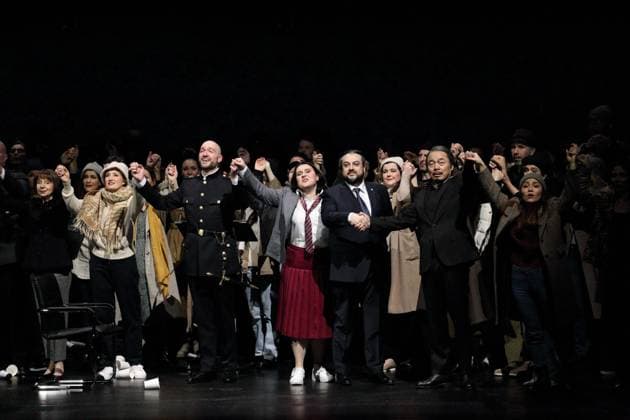 Bilder des Jahres 2023, Entertainment 01 Januar Entertainment Themen der Woche KW04 Attilio Glaser (als Gabriele Adorno), Maria Motolygina (als Maria, Amelia), George Petean (als Simon Boccanegra) und Liang Li (als Jacopo Fiesco), mittig v.l., sowie Ensemble während der Fotoprobe für Simon Boccanegra in der Deutschen Oper Berlin, 26. Januar 2023. Oper in einem Prolog und drei Akten von Giuseppe Verdi. Musikalische Leitung Jader Bignamini. Inszenierung Vasily Barkhatov. Bühne Zinovy Margolin. Kostüme Olga Shaishmelashvili. Premiere ist am 29. Januar 2023. Deutsche Oper Berlin Simon Boccanegra