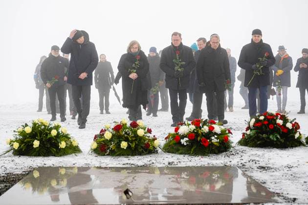 Bilder des Jahres 2023, News 01 Januar News Themen der Woche KW04 News Bilder des Tages 27. JANUAR 2023 - GEDENKEN AN DIE OPFER DES NATIONALSOZIALISMUS IN DER GEDENKSTÄTTE BUCHENWALD 27 01 2023 - Buchenwald: Gedenken an die Opfer des Nationalsozialismus am 27. Januar 2023 in der Gedenkstätte Buchenwald. Dorothea Marx (SPD), Ministerpräsident Bodo Ramelow (DIE LINKE), der Thüringer Minister für Inneres und Kommunales Georg Maier (SPD) und Weimars Oberbürgermeister Peter Kleine. _________________