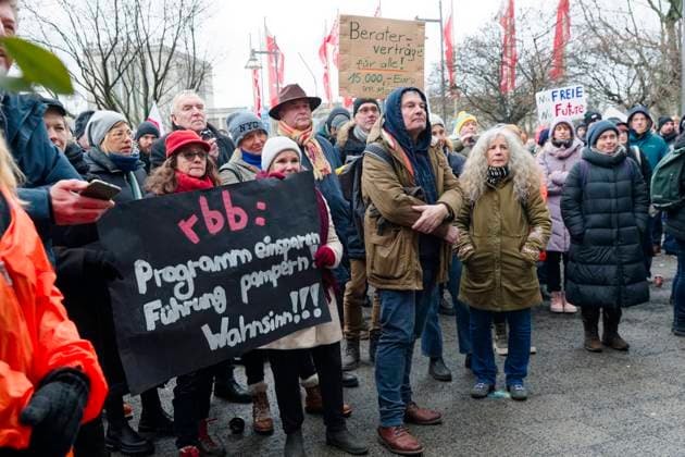 Bilder des Jahres 2023, News 01 Januar News Themen der Woche KW04 News Bilder des Tages Ganztägiger Warnstreik beim rbb 2023-01-27, Deutschland, Berlin - Ganztätiger Warnstreik beim krisengeschüttelten Rundfunk Berlin-Brandenburg rbb: Wegen ihrer Auffassung nach völlig unzureichender Honorar- und Gehaltsangebote in der laufenden Tarifrunde erhöhen die Mediengewerkschaften dju in Ver.di und Deutscher Journalisten Verband (DJV) den Druck. Hier Streikende rbb-Medienschaffende vor dem Fernsehzentrum am Haus des Rundfunks in Berlin.