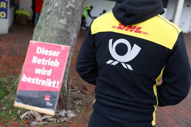 Bilder des Jahres 2023, News 01 Januar News Themen der Woche KW04 News Bilder des Tages Warnstreiks bei der Post gehen weiter DEU, Deutschland, Hamburg: Streikende Mitarbeiter der Post stehen vor einer Niederlassung der Deutschen Post AG in Hamburg-Altona. Zuvor waren bei der zweiten Tarifverhandlungsrunde für die rund 160.000 Tarifbeschäftigten der Deutschen Post AG Arbeitgeber und ver.di ohne Ergebnis auseinandergegangen. Im Tarifkonflikt mit der Deutschen Post AG ruft die Vereinte Dienstleistungsgewerkschaft (ver.di) für Freitag (27.01) und Samstag (28.01) erneut zu Warnstreiks auf. Hamburg Hamburg Deutschland