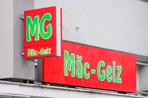 Berlin, Deutschland 28. Januar 2023: Mäc-Geiz Schild Wittenbergplatz Berlin Copyright: xFotostandx xReuhlx