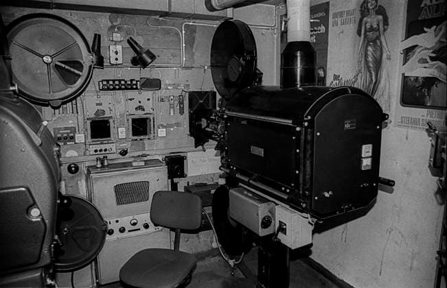 Kino Schlüter West-Berlin, 21.1.1990, Kino Schlüter in der Schlüterstraße, im Vorführraum: Filmmaschine (Vorführmaschine), Â