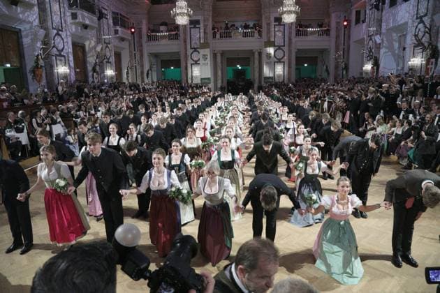 Bilder des Jahres 2023, Entertainment 01 Januar Entertainment Themen der Woche KW05 Entertainment Bilder des Tages RECORD DATE NOT STATED 30.01.2023, Wiener Hofburg, 100. JÄGERBALL, Wiener Ball vom Grünen Kreuz im Bild: -Eröffnung i Festsaal, -Debütanten, 100. JÄGERBALL
