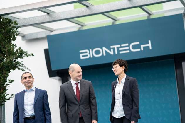 Bundeskanzler besucht BioNTech anlässlich der baulichen Fertigstellung der Plasmid-Produktion in Marburg - Ugur Sahin, Gründer und Vorstandsvorsitzender Biontech SE (links) und Özlem Türeci, Gründerin und medizinischer Vorstand Biontech SE (rechts) mit Olaf Scholz, Bundeskanzler;Bundeskanzler besucht BioNTech anlässlich der baulichen Fertigstellung der Plasmid-Produktion in Marburg - Ugur Sahin, Gründer und Vorstandsvorsitzender Biontech SE (links) und Özlem Türeci, Gründerin und medizinischer Vorstand Biontech SE (rechts) m, Marburg Hessen Deutschland Biontec