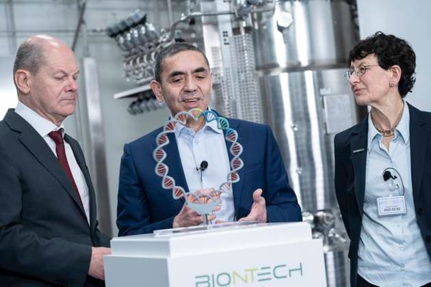 Bundeskanzler besucht BioNTech anlässlich der baulichen Fertigstellung der Plasmid-Produktion in Marburg - Bundeskanzler Olaf Scholz mit Ugur Sahin, Gründer und Vorstandsvorsitzender Biontech SE während seines Besuchs am Biontec-Standort in Marburg;Bundeskanzler besucht BioNTech anlässlich der baulichen Fertigstellung der Plasmid-Produktion in Marburg - Bundeskanzler Olaf Scholz mit Ugur Sahin, Gründer und Vorstandsvorsitzender Biontech SE während seines Besuchs am Biontec-Standort in Marburg, Marburg Hessen Deutschland Biontec