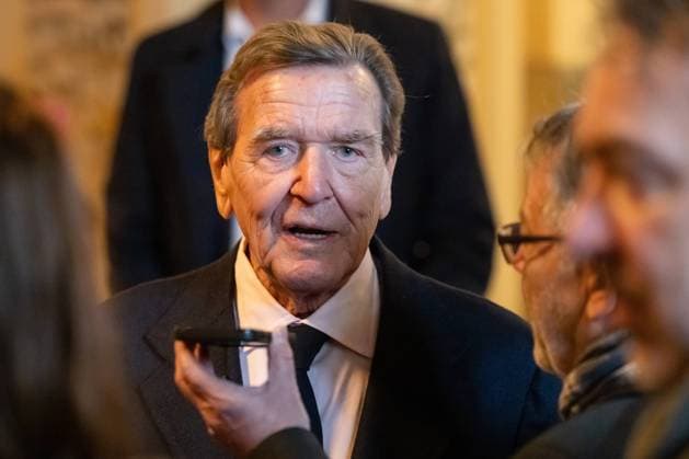 Altbundeskanzler Schröder im Meininger Theater Altbundeskanzler Gerhard Schröder (SPD) kommt ins Staatstheater Meiningen, um die La Boheme-Inszenierung des Künstlers Markus Lüpertz (l) zu sehen. Meiningen Thüringen DEUTSCHLAND