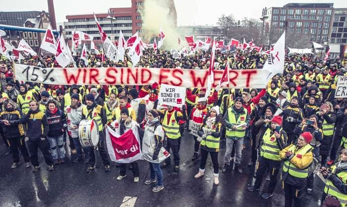 Bilder des Jahres 2023, News 02 Februar News Themen der Woche KW06 News Bilder des Tages 06 . 02 . 2023 , Berlin Mitte : Streik bei der Deutschen Post . Kundgebung auf der Schillingbrücke vor der Ver.di-Bundesverwaltung. Plakat : 15 % Wir sind es wert .