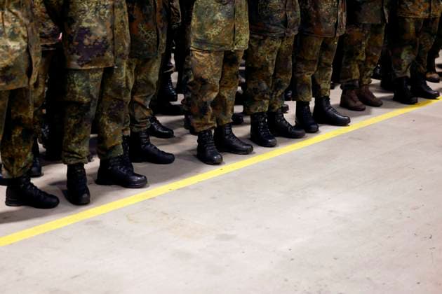 Soldaten bzw. Besatzungen des Leopard 2 A6 Kampfpanzer stehen beim Besuch von Bundesverteidigungsminister Boris Pistorius beim Panzerbataillon 203 in der Generalfeldmarschall-Rommel-Kaserne. Hier informiert sich der Minister über die Leistungsfähigkeit des Leopard 2A6 Kampfpanzer, der in der Ukraine gegen Putin eingesetzt werden soll. Augustdorf, 01.02.2023 NRW Deutschland Copyright: xChristophxHardtx
