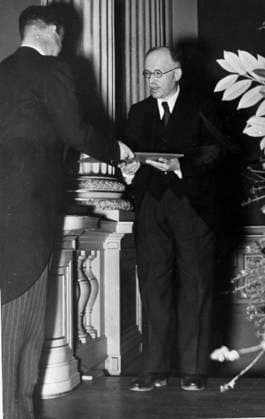 File Sweden Nobel 1939 Chemistry laureate Leopold Ruzicka from Switzerland receives his prize from swedish evoyÃ Beck Friis at a ceremony in the technical high School in Zurich a month after the Nobel Ceremony in Stockholm ZURICH PB KOD 194 CHEMISTRY PROJ 194 x194x  Copyright: xPRESSENSxBILDx RUZICKA