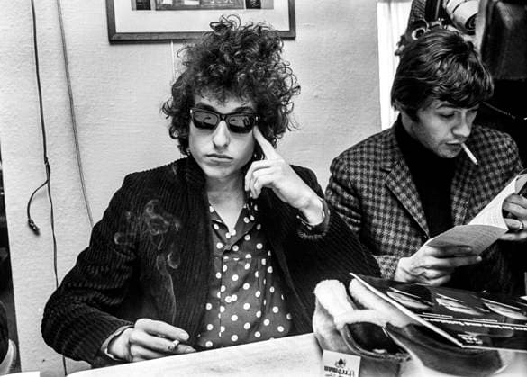 ARKIV STOCKHOLM 1966 09 28 American musician and poet Bob Dylan with sunglasses together with guitarist Robbie Robertson at a press conference in Solna on April 28, 1966, the day before Dylans concert at the Stockholm Concert Hall Stockholm Sweden x190x  Copyright: xOllexLindeborg TTx BOB DYLAN PK STHLM 1966