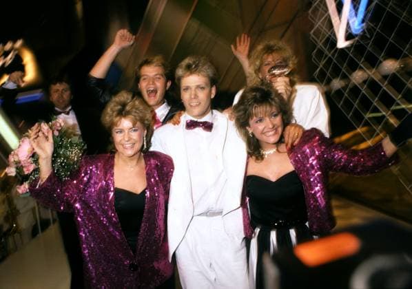 ARCHIVE 1985 05 04 The Norwegian duo Bobbysocks with Elisabeth Andreassen tv and Hanne Krogh th and lyricist Rolf Lövland between them celebrate their victory in the Eurovision Song Contest final with the Norwegian contribution La det swinge in the Scandinavium in Gothenburg 4th May 1985 Gothenburg Sweden x50100x  Copyright: xAndersxHolmströmx xTTx x EUROVISION 1985
