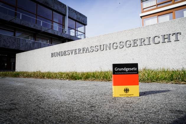 Symbolbilder Bundesverfassungsgericht Symbolfoto Logo des Bundesverfassungsgericht mit dem Grundgesetz Karlsruhe Rheinland-Pfalz Deutschland