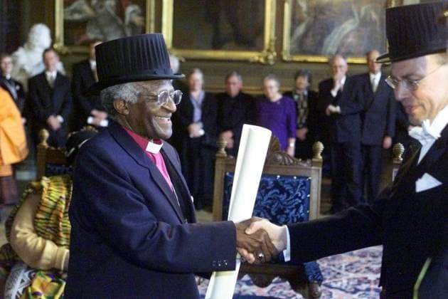 UPPSALA 000403 Peace Prize winner and Archbishop Desmond Tutu of South Africa received an honorary doctorate from Carl Reinhold Brakenhielm at the Faculty of Theology on Tuesday He received both hat, ring and diploma The promotion was actually on 22 January with Desmond Tutu and Nelson Mandela could no  Copyright: xTobiasxRöstlundx
