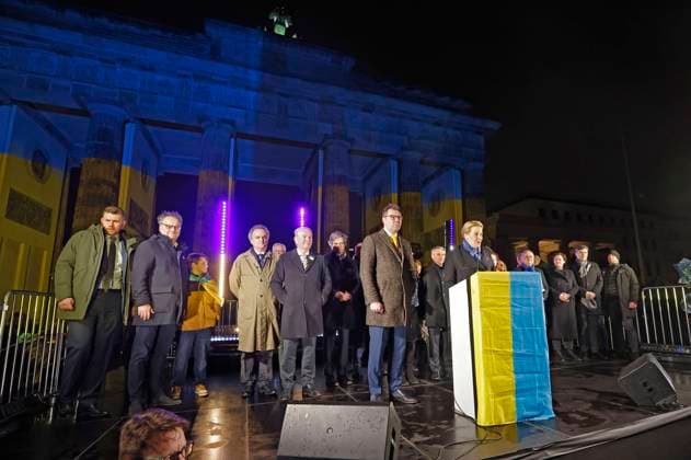Bilder des Jahres 2023, News 02 Februar News Themen der Woche KW08 News Bilder des Tages Demonstration und Kundgebung zum Jahrestag des russischen Überfalls unter dem Motto Wir werden nie vergessen vor dem Brandenburger Tor. Berlin, 24.02.2023