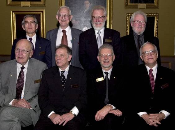 SCANPIX SWEDEN, 2000 12 07 Nobel Laureates in Chemistry, Physics and Economics During a press conference at the Royal Swedish Academy of Sciences Picture back row from left Hideki Shirakawa chemistry, Alan G MacDiarmid chemistry, Herbert Kroemer physics and Alan J Heeger chemistry front row from left Jack S Kilby physic  Copyright: xClaudioxBresciani TTx NOBEL 2000 PRISTAGARE