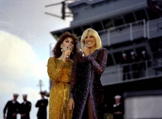 RECORD DATE NOT STATED Suzanne Somers, right, and Marie Osmond entertain the crew aboard the aircraft carrier USS RANGER (CV-61). Country: Pacific Ocean (POC) Copyright: xpiemagsx nararecdefpie08012022-15111 !ACHTUNG AUFNAHMEDATUM GESCHÄTZT!