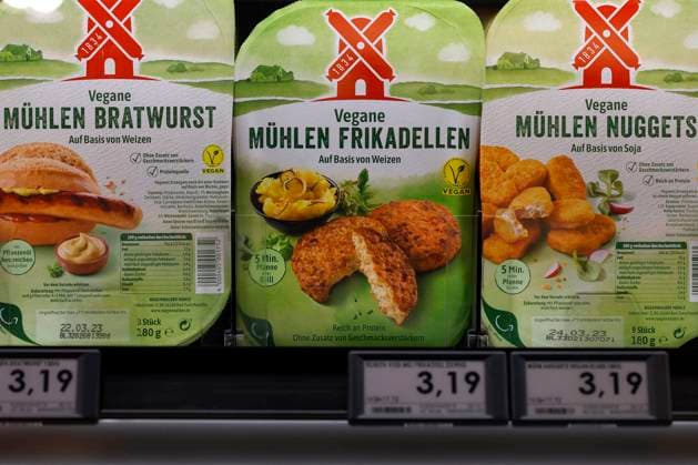 Düsseldorf, Deutschland, 02.03.2023 Vegane Fleischersatzprodukte im Edeka Markt Zurheide im Crown Center in Düsseldorf - Innenstadt