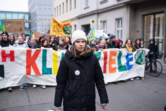 Bilder des Jahres 2023, News 03 März News Themen der Woche KW09 News Bilder des Tages 03.03.2023, Berlin, Deutschland, Europa - Angefuehrt von der deutschen Klimaschutz-Aktivistin Luisa Neubauer ziehen ueberwiegend junge Menschen bei einer Demonstration und dem globalen Klimastreik organisiert von der Bewegung Fridays for Future durch den Berliner Bezirk Mitte.