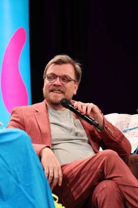 Nilz Bokelberg, der Moderator auf der Buehne beim Literaturfestival Lit Cologne am 3.03.2023 in der Volksbuehne am Rudolfplatz in Koeln Literaturfestival Lit Cologne 2023 in Koeln
