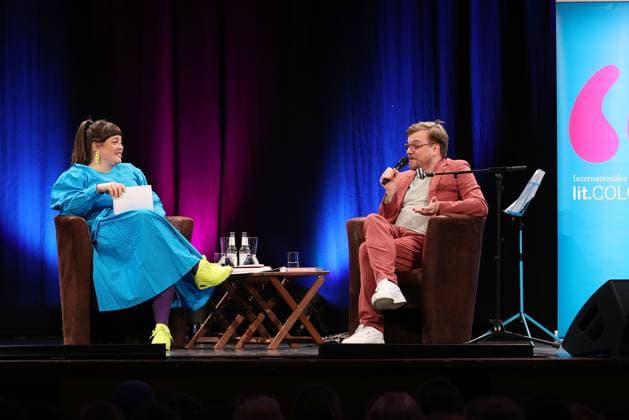 Marie Christine Knop und Nilz Bokelberg auf der Buehne beim Literaturfestival Lit Cologne am 3.03.2023 in der Volksbuehne am Rudolfplatz in Koeln Literaturfestival Lit Cologne 2023 in Koeln