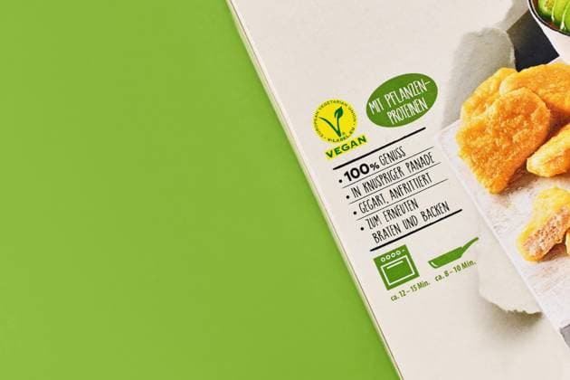 Verpackung eines veganen Fleischersatzprodukts mit Etikett und deutschem Text auf grünem Hintergrund mit Kopierraum, Deutschland, Europa Copyright: imageBROKER Firn ibxmob09084864.jpg