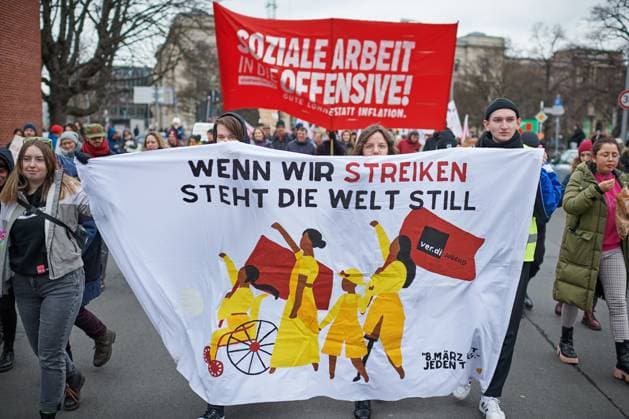 Bilder des Jahres 2023, News 03 März News Themen der Woche KW10 News Bilder des Tages Kundgebung zum internationalen Frauentag am Mittwoch (08.03.2023) unter dem Motto Feministisch, Solidarisch, Gewerkschaftlich in Berlin. Die Vereinte Dienstleistungsgewerkschaft ver.di, die Gewerkschaft Erziehung und Wissenschaft (GEW), das Berliner Buendnis Gesundheit statt Profite, die Initiative Berlin - Stadt der Frauen sowie das Buendnis fuer Sexuelle Selbstbestimmung haben zur Demonstration in Berlin aufgerufen.(Siehe epd-Meldung vom 08.03.2023)