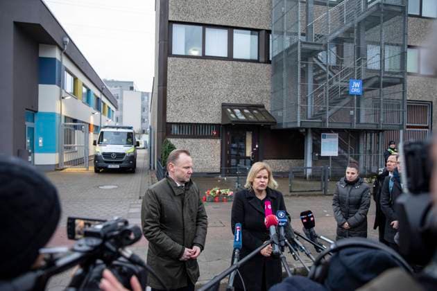 Bilder des Jahres 2023, News 03 März News Themen der Woche KW10 Bundesinnenministerin Nancy Faeser (SPD) und der Innensenator von Hamburg, Andy Grote, besuchen am Freitagnachmittag (10.03.2023) den Hamburger Tatort im Stadtteil Gross Borstel nach den toedlichen Schuessen in einem Gebetshaus der Zeugen Jehovas, um dort der Opfer zu gedenken und mit Einsatzkraeften ins Gespraech zu kommen. Sie sprach Opfern, Angehoerigen, Freunden und Bekannten ihr Mitgefuehl aus. Den Verletzten wuenschte sie baldige Genesung . Ein Amoklaeufer hat in Hamburg in einem Gemeindehaus der Zeugen Jehovas sieben Menschen und sich selbst erschossen. (Siehe epd-Meldung vom 10.03.2023) EDITORIAL USE ONLY