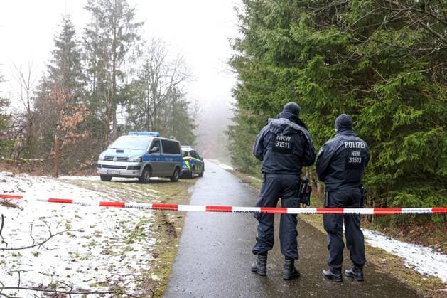 Bilder des Jahres 2023, News 03 März News Themen der Woche KW10 News Bilder des Tages Inzwischen herrscht traurige Gewissheit. Bei der am Sonntag gefundenen Leiche handelt es sich um die 12-jaehrige (jährige) Luise F. aus Freudenberg die seit Samstagabend vermisst wurde. Der Fundort der Leiche wurde weitraeumig (weiträumig) abgesperrt. Grosseinsatz am 12.03.2023 in Freudenberg Deutschland.