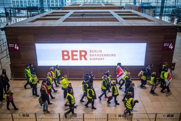 Bilder des Jahres 2023, News 03 März News Themen der Woche KW11 News Bilder des Tages Ein Warnstreik der verdi legt am 13. März 2023 den Flughafen Berlin Brandenburg lahm. Beschäftige des Flughafens streiken im Terminal. Warnstreik am BER