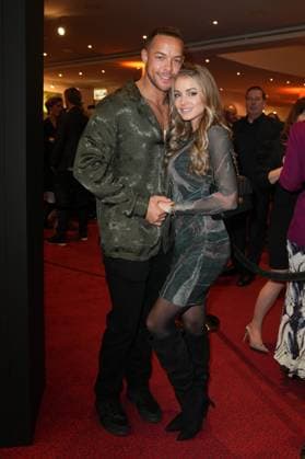 TINA Das Tina Turner Musical 16.03.2023 Andrej Mangold (Ex-Bachelor) mit Freundin Annika Jung bei der Premiere von TINA Das Tina Turner Musical im Stage Apollo Theater Stuttgart-Moehringen. Stuttgart Stage Apollo Theater Baden-Württemberg