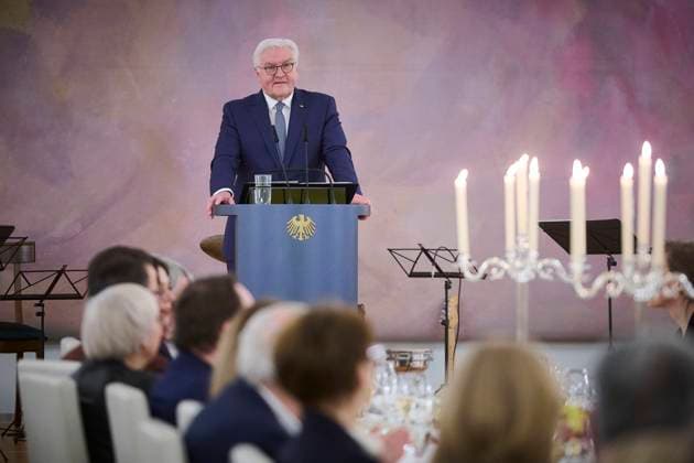 Bilder des Jahres 2023, News 03 März News Themen der Woche KW11 News Bilder des Tages Berlin, Rede des Bundespräsidenten beim Bankett zu 175 Jahre Märzrevolution von 1848 Bundespräsident Frank-Walter Steinmeier (SPD) hält am 17.03.2023 eine Rede im Schloss Bellevue zum Auftakt eines Republikanischen Banketts im Rahmen der 175 Jahre Märzrevolution von 1848 Feierlichkeiten in Berlin. Zu den 120 Gästen zählten neben Vertretern der Gesellschaft auch Bundestagspräsidentin Bärbel Bas, Bundesratspräsident Peter Tschentscher oder die Schauspielerin Katharina Thalbach. Berlin Schloss Bellevue Berlin Deutschland