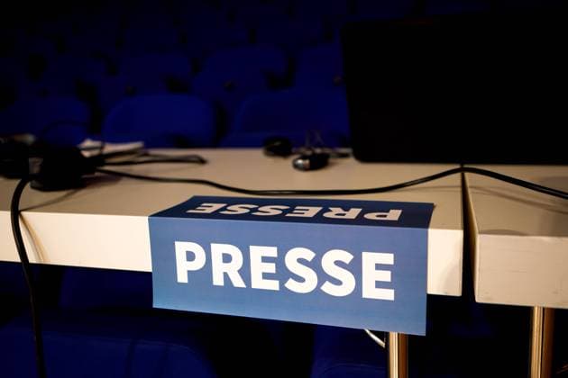 Symbolfoto Presse DEU Deutschland Brandenburg Cottbus, 01.03.2023, Symbolfoto Presse, ein Presseschild liegt auf einem Tisch.