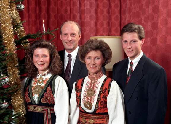 Asker 19901230: DEN NORSKE KRONPRINSFAMILIEN - JULEFOTOGRAFERING PA SKAUGUM desember 1990. Bildet: Kronprinsfamilien samlet ved juletreet. Kronprinsesse Sonja, prins Haakon Magnus, kronprins Harald og prinsesse M?rtha Louise. Foto: Knut Falch POOL ASKER NORWAY EDITORIAL USE ONLY Ref:V0jABMD-mkM.jpg