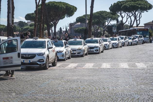 Taxi in Rom, Taxistand mit vielen Taxis warten auf Touristen in Rom, Italien