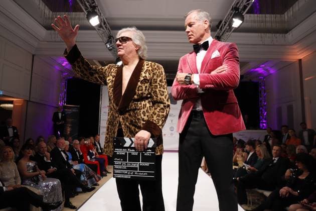 Bilder des Jahres 2023, Entertainment 03 März Entertainment Themen der Woche KW12 Entertainment Bilder des Tages 25.03.2023 Neu-Isenburg, Kempinski Hotel Gravenbruch Kleider machen Leute Benefiz-Gala Claude-Oliver Rudolph Schauspieler, Produzent, Drehbuchautor und Filmregisseur für den guten Zweck als Model auf dem Laufsteg hier mit dem Original Sacko von Rainer Werner Fassbinder im Film KAMIKAZE hier mit Gentlemen Henry Maske