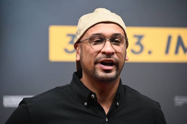 Moderator Jean Pierre Kraemer kommt zur Premiere des Films Manta Manta - Zwoter Teil der am 30.03.2023 in die Kinos kommt
