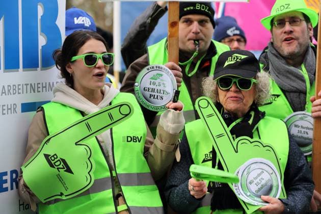 Bilder des Jahres 2023, News 04 April News Themen der Woche KW13 Demonstranten der BDZ Deutsche Zoll- und Finanzgewerkschaft während Kundgebung zu Beginn der dritten Runde der Tarifverhandlungen für den öffentlichen Dienst von Bund und Kommunen am Kongresshotel in Potsdam, 27. März 2023. Gewerkschaften fordern u.a. 10,5 Prozent mehr Lohn. Tarifverhandlungen für den öffentlichen Dienst von Bund und Kommunen