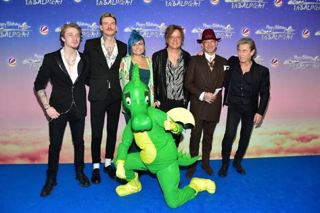 Bilder des Jahres 2023, Entertainment 03 März Entertainment Themen der Woche KW13 Entertainment Bilder des Tages 40 Jahrte ãHappy Birthday TabalugaÒ Peter Maffay mit Sohn Yaris Makkay und Band Ankœnft blauer Teppich zur Premiere von 40 Jahre ãHappy Birthday TabalugaÒ am 27. März im Zoo Palast in Berlin