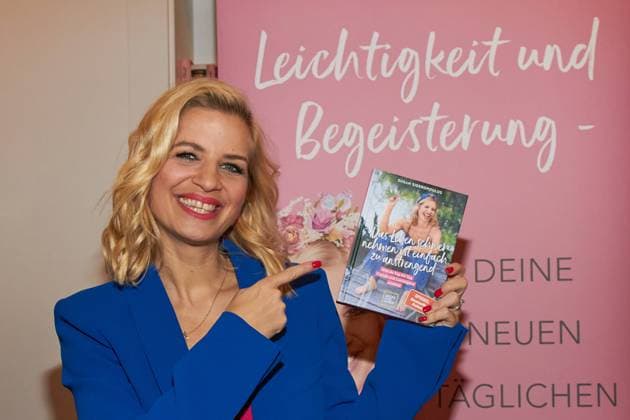 Bilder des Jahres 2023, Entertainment 03 März Entertainment Themen der Woche KW13 Entertainment Bilder des Tages Susan Sideropoulos - Buchvorstellung von Susan Sideropoulos Das Leben schwer nehmen ist einfach anstrengend im Cafè All My Shades Of Blue in Berlin am 28.03.2023. Buchvorstellung - Das Leben schwer nehmen ist einfach anstrengend