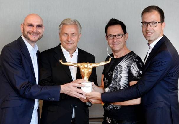 Akzeptanzpreis für Die Brücke der Solidarität 2017 an Klaus Wowereit in Duisburg