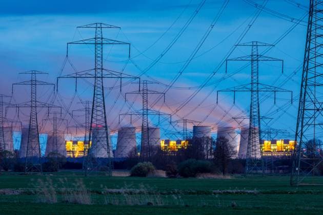 Kraftwerk Jaenschwalde DEU Deutschland Brandenburg Tauer, 30.03.2023, Braunkohlekraftwerk Jaenschwalde im Lausitzer Kohlerevier, Das Kraftwerk des Energieunternehmens LEAG verfuegt ueber sechs 500 MW-Bloecke und hat eine Gesamtleistung von 3000 Megawatt. Zwei der sechs Bloecke waren 2018 19 in die Sicherheitsreserve geschickt und abgeschalten worden. Aufgrund der Energiekrise wurden die Blöcke im Jahr 2022 reaktiviert und wieder in Betrieb genommen.