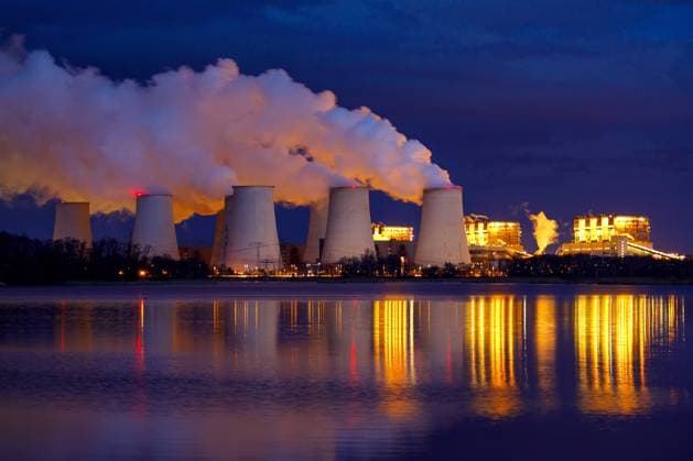 Kraftwerk Jaenschwalde DEU Deutschland Brandenburg Peitz, 30.03.2023, Braunkohlekraftwerk Jaenschwalde im Lausitzer Kohlerevier am Abend, im Vordergrund die Peitzer Fischteiche. Das Kraftwerk des Energieunternehmens LEAG verfuegt ueber sechs 500 MW-Bloecke und hat eine Gesamtleistung von 3000 Megawatt. Zwei der sechs Bloecke waren 2018 19 in die Sicherheitsreserve geschickt und abgeschalten worden. Aufgrund der Energiekrise wurden die Blöcke im Jahr 2022 reaktiviert und wieder in Betrieb genommen.